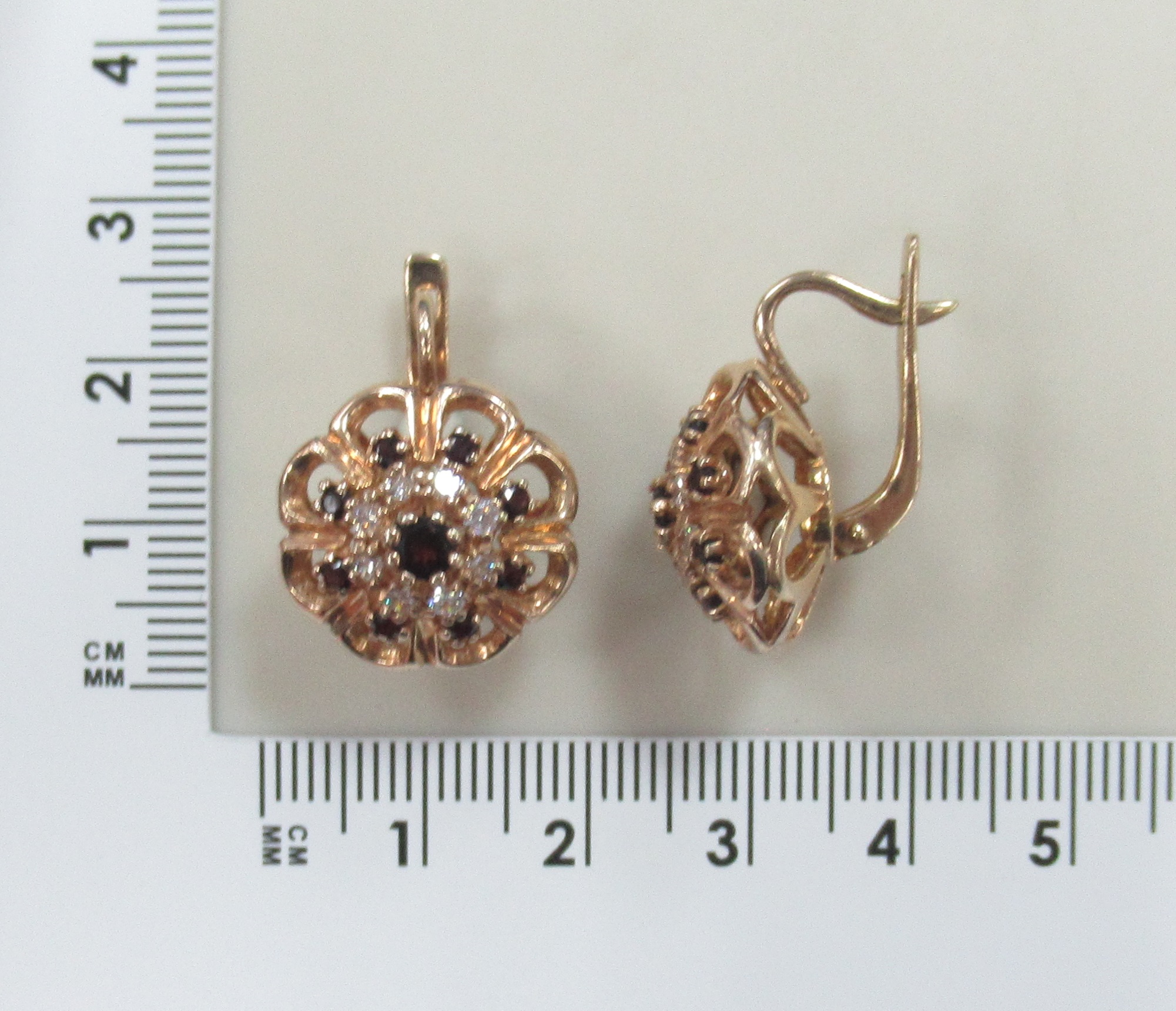 Серебряные серьги 925 пробы; вставки 18 Гранат; 16 Фианит бесцв.;